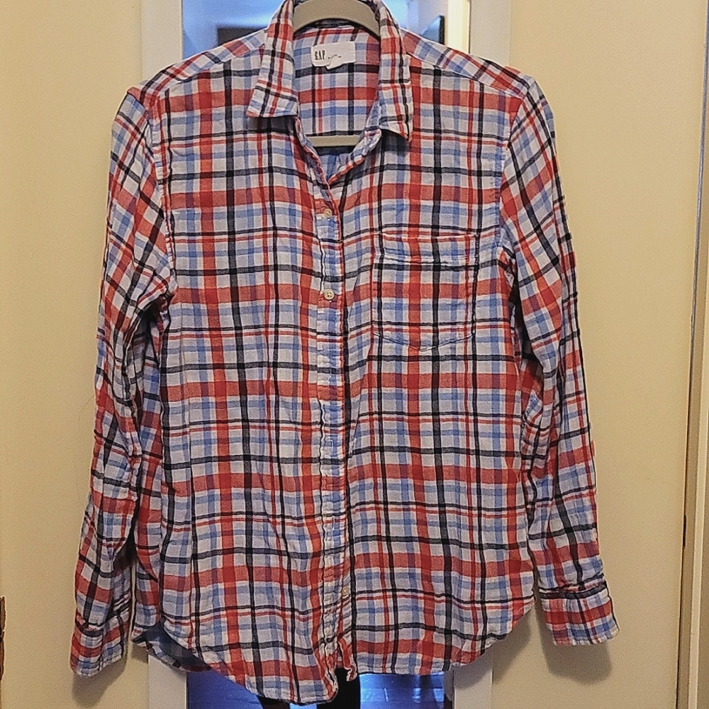 Gap red white and blue plaid button down shirt S